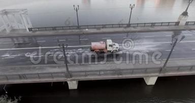 顿涅茨克市的扫地机飞越大桥